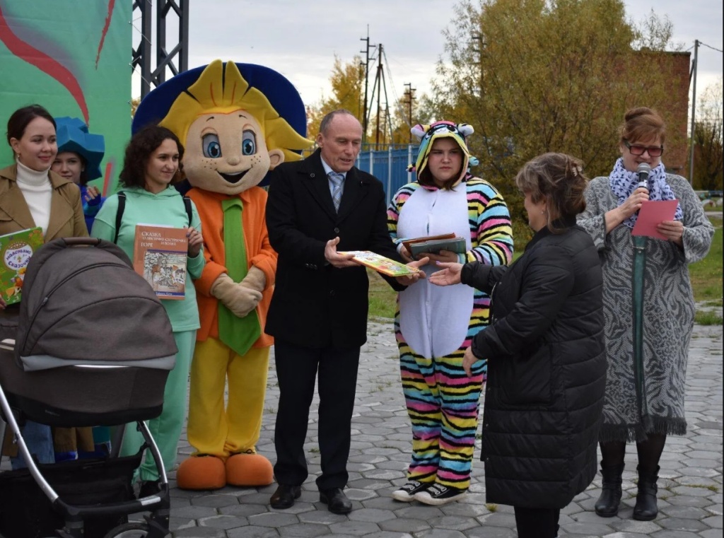 2022 г. Глава сп. Каркатеевы Альберт Архипов вручает книги.jpg