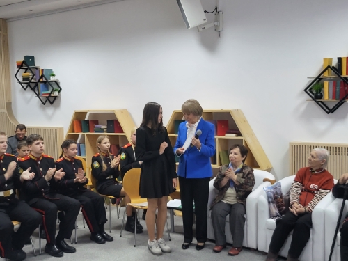 Вручение диплома и приза Тоюнда Валерии.jpg