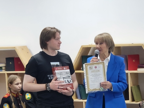 Вручение призов и сборников ЦОД ХМ.jpg